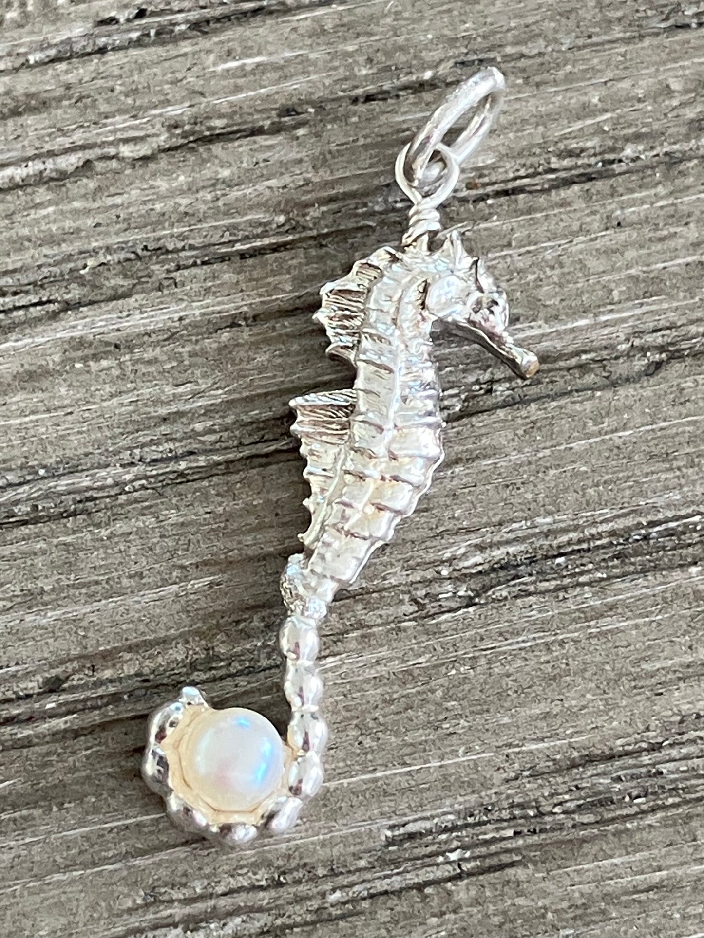 Silver Seahorse pendant with fixed pearl